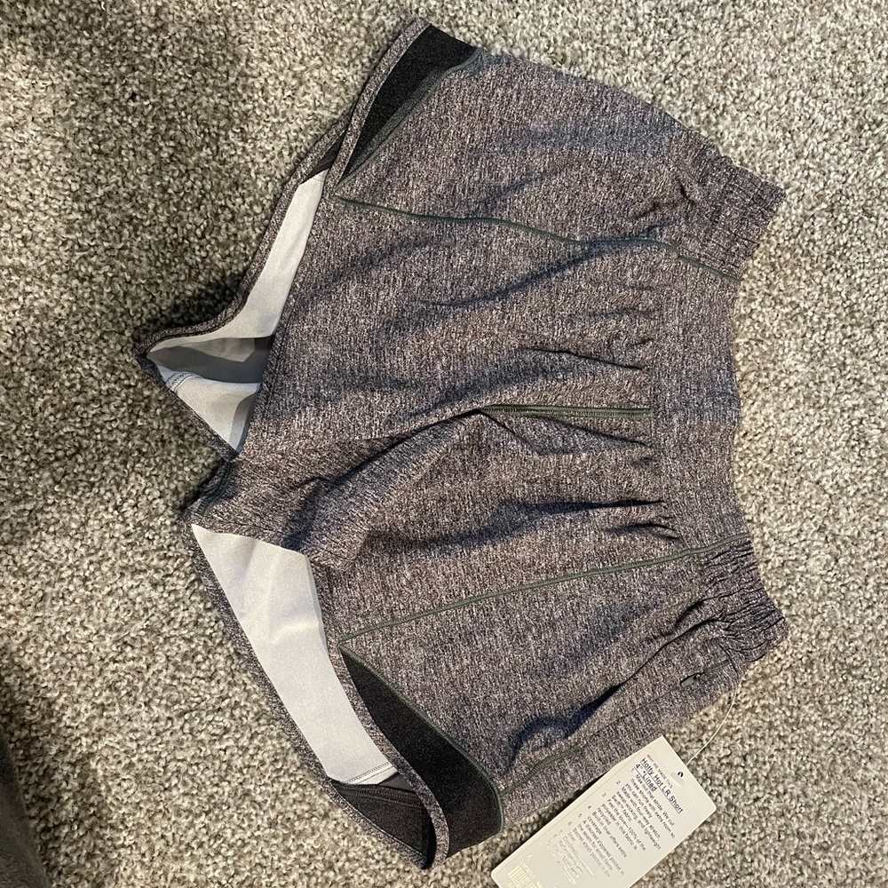 LuLu lemon hotty hot LR short 4” lined